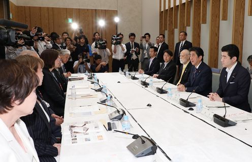 安倍总理在总理大臣官邸召开了第6次“日本之美”综合项目恳谈会以及第3次日本趣味2018综合推进会议。