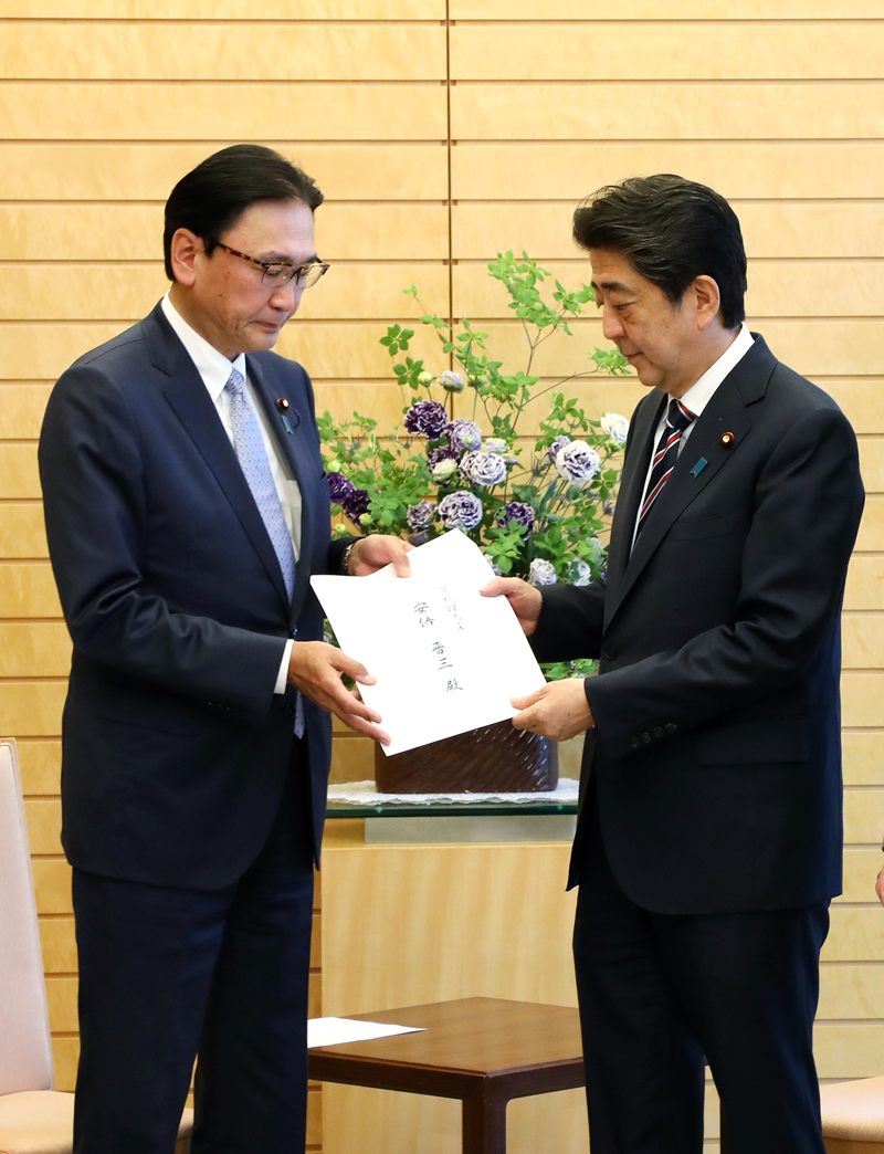 安倍总理在总理大臣官邸接收了为早日救出被北朝鲜绑架的日本人行动的议员联盟的建议。