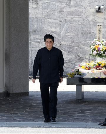 2018年6月23日，安倍总理出席了在冲绳县举行的2018年冲绳全体战殁者追悼仪式。