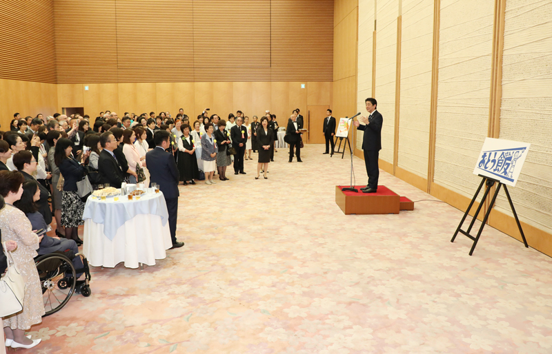 安倍总理出席了在总理大臣官邸举行的建设男女共同参与社会相关表彰仪式及男女共同参与会议相关恳谈会。