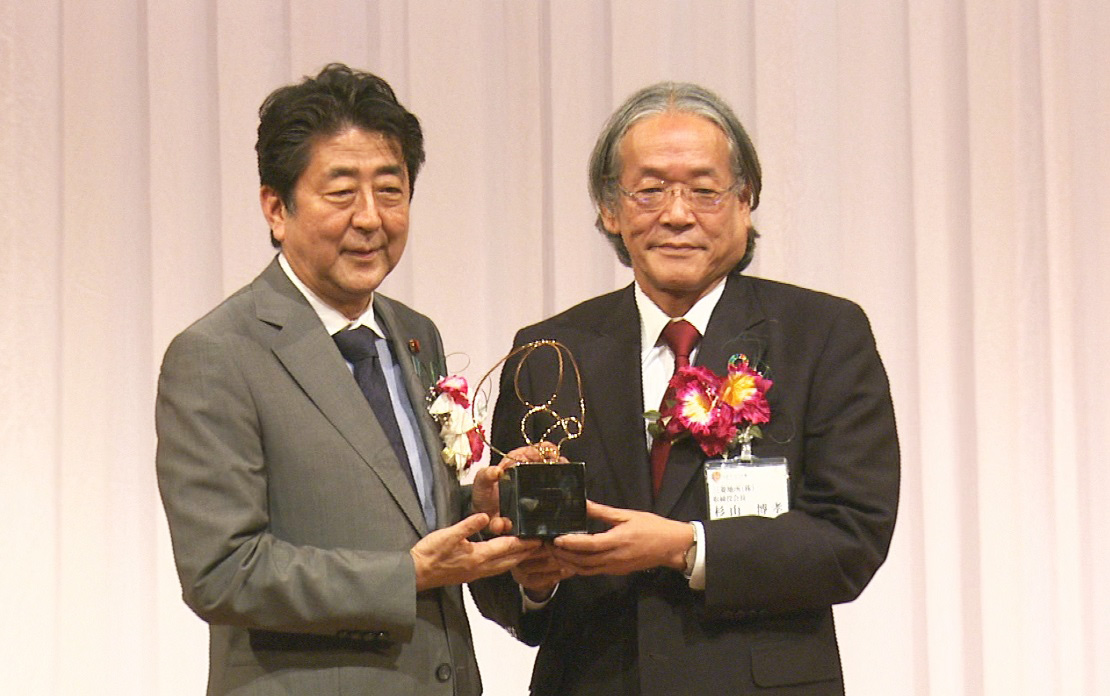 安倍总理出席了在东京都内举行的第2届日本服务大奖表彰仪式。