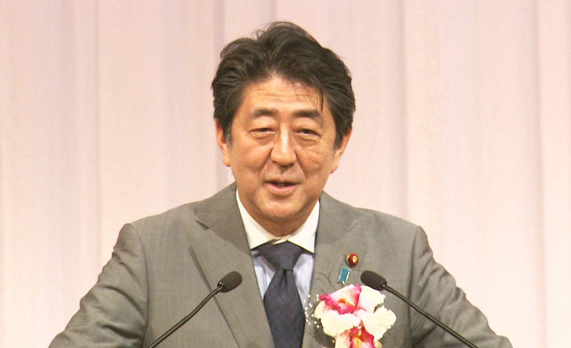 安倍总理出席了在东京都内举行的第2届日本服务大奖表彰仪式。