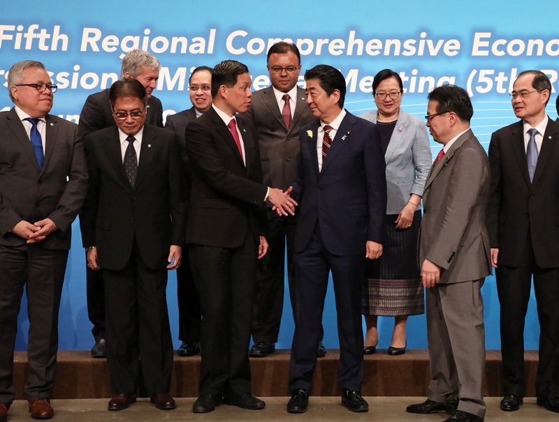 安倍总理出席了在东京都内举行的第5次东亚区域全面经济伙伴关系协定（RCEP）部长会议。