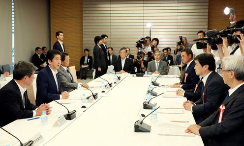 安倍总理在总理大臣官邸召开了2018年第11次经济财政咨询会议。
