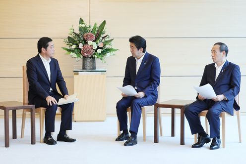 安倍总理在总理大臣官邸会见了爱媛县知事中村时广。