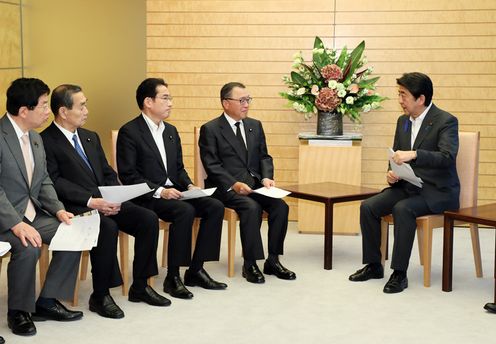 安倍总理在总理大臣官邸会见了广岛县选区的自民党议员。