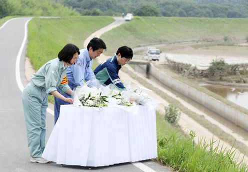 安倍总理为了视察2018年7月暴雨造成的灾害状况访问了冈山县。