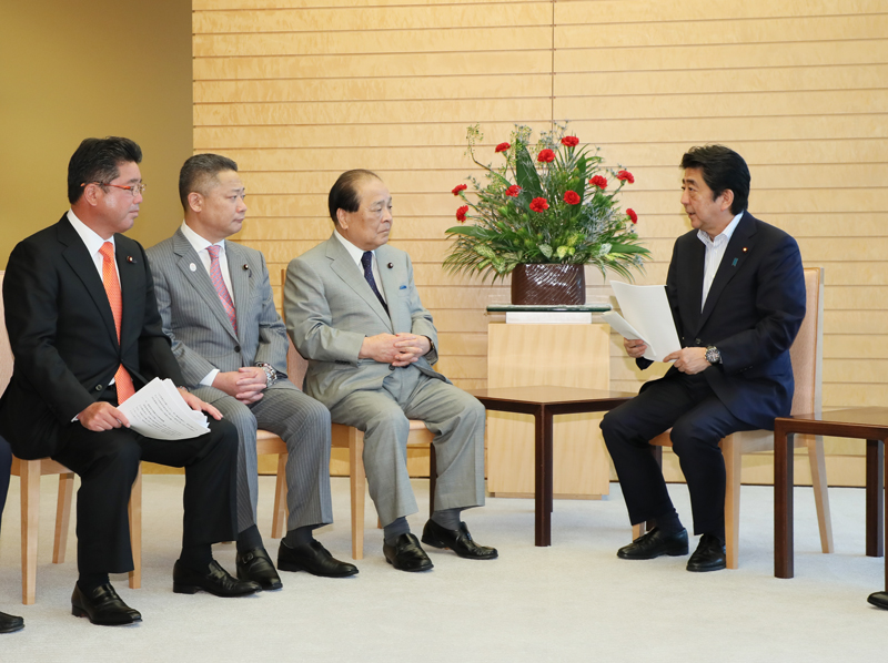 安倍总理在总理大臣官邸会见了日本维新会议员团。
