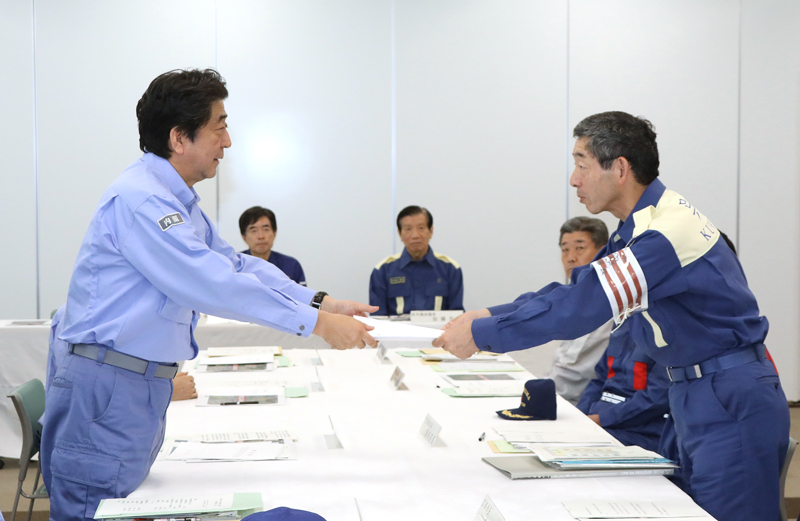安倍总理为了视察2018年7月暴雨造成的灾害状况访问了广岛县。