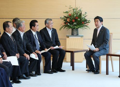 安倍总理在总理大臣官邸会见了自由民主党岐阜县支部联合会县议会议员。