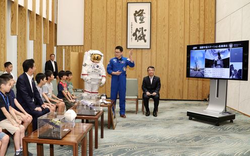 安倍总理在总理大臣官邸接受了宇航员金井宣茂等的拜访，并出席了ISS（国际空间站）长期驻留任务之隼鸟2号任务报告会。