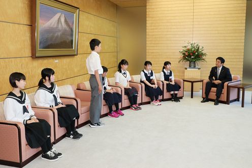 安倍总理接受了北方青少年（原住北方领土国民的第三、第四代等初中学生）的拜访。