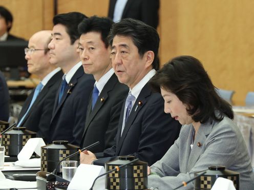 安倍总理在总理大臣官邸召开了与都道府县议会议长的恳谈会。