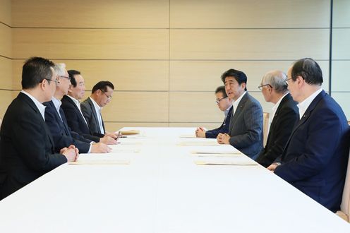 安倍总理在总理大臣官邸接收了执政党为了加快东日本大地震复兴的第7次提议。