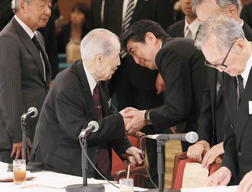 安倍总理出席了在广岛市和平纪念公园举行的广岛市原子弹爆炸遇难者悼念暨和平祈愿仪式。