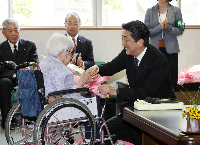 安倍总理出席了在长崎市和平公园举行的长崎市原子弹爆炸遇难者悼念暨和平祈愿仪式。