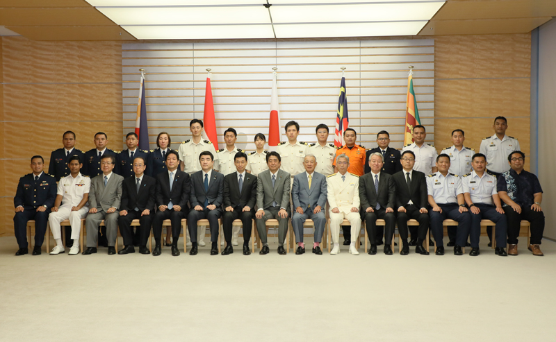 安倍总理在总理大臣官邸接受了亚洲海上安保 工作人员等的拜会 。