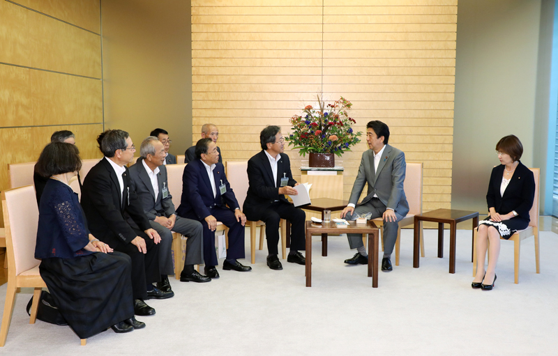 安倍总理在总理大臣官邸接受了福井县芦原市市长等的拜访。