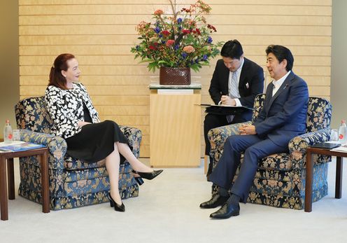 安倍总理在总理大臣官邸接受了第73届联合国大会主席玛丽亚・费尔南达・埃斯皮诺萨・加西斯的拜会。