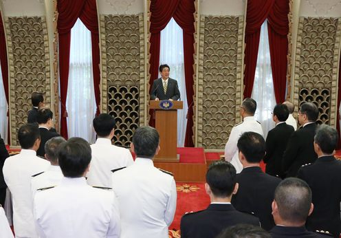 安倍总理在总理大臣公邸举行了由总理主办的自卫队高级干部集会联谊会。