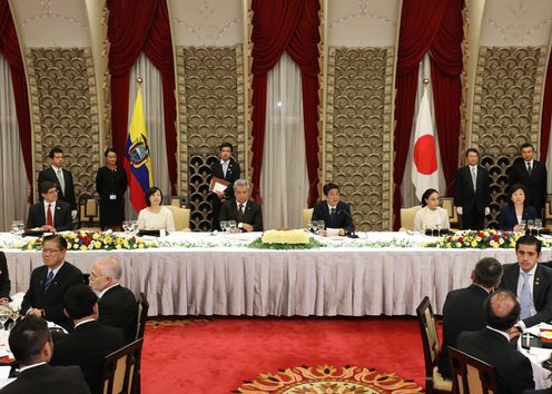 安倍总理在总理大臣官邸与厄瓜多尔共和国总统莱宁·莫雷诺·加尔塞斯举行了首脑会谈等。