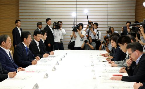 安倍总理在总理大臣官邸召开了有关2018年北海道胆振东部地震的相关阁僚会议。