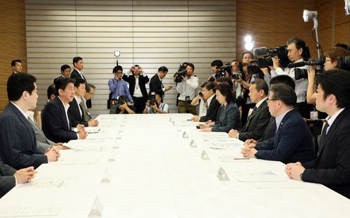 安倍总理在总理大臣官邸召开了有关2018年北海道胆振东部地震的相关阁僚会议（第３次）。