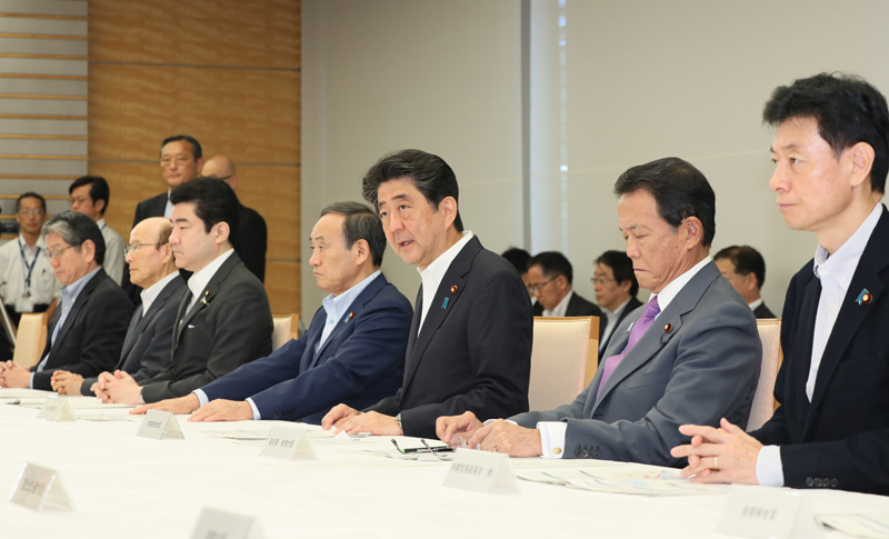 安倍总理在总理大臣官邸召开了有关2018年北海道胆振东部地震的相关阁僚会议（第５次）。