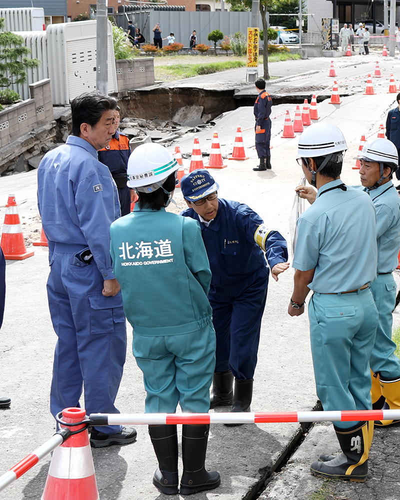 安倍总理为了视察2018年北海道胆振东部地震造成的灾害状况访问了北海道。