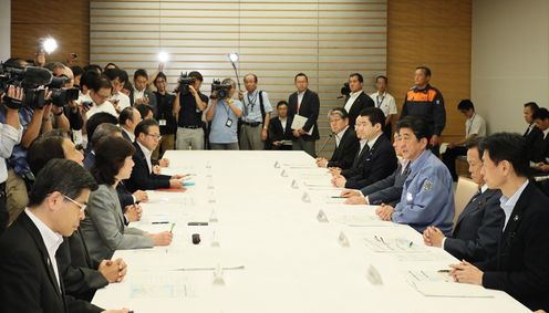 安倍总理在总理大臣官邸召开了有关2018年北海道胆振东部地震的相关阁僚会议（第７次）。