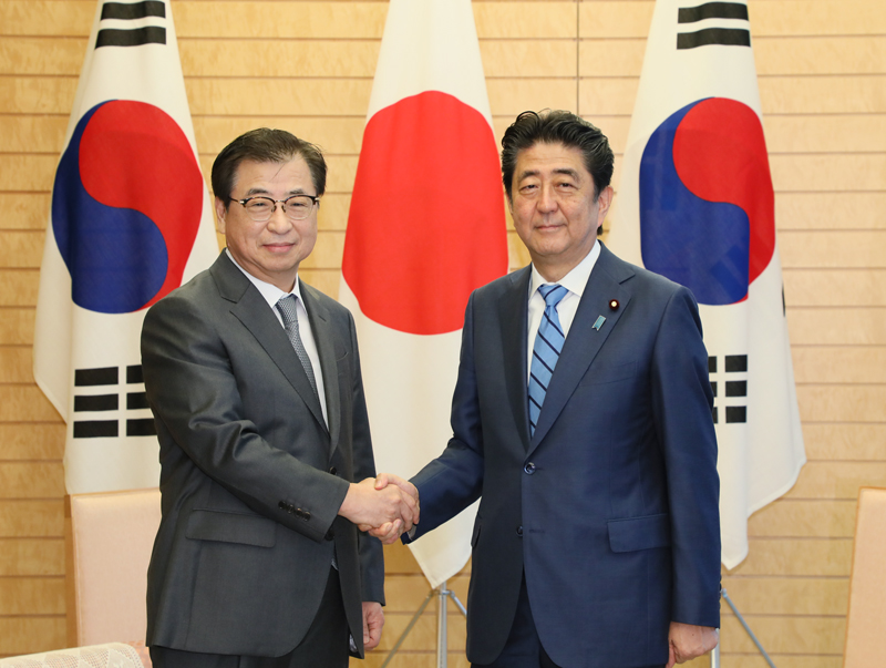 安倍总理在总理大臣官邸接受了大韩民国国家情报院院长徐薰的拜会。