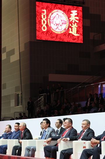 安倍总理为了出席第四届东方经济论坛等，访问了俄罗斯联邦的符拉迪沃斯托克。