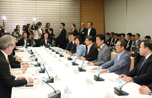 安倍总理在总理大臣官邸出席了第23次观光战略实行推进会议。