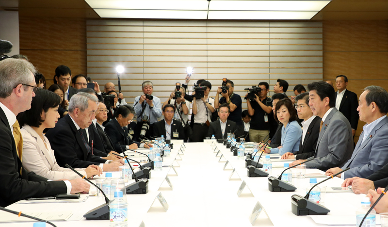 安倍总理在总理大臣官邸出席了第23次观光战略实行推进会议。