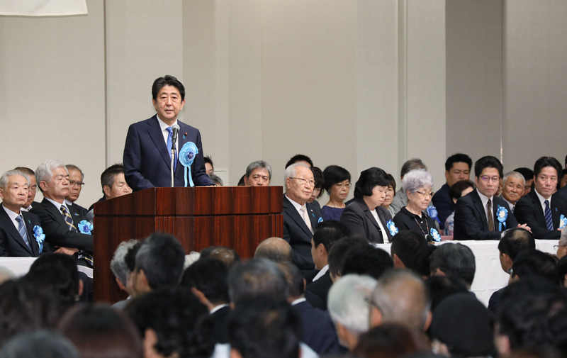 安倍总理在东京都内与被北朝鲜绑架受害者家属恳谈，并出席了所有被北朝鲜绑架受害者立即一同回国！国民大集会。