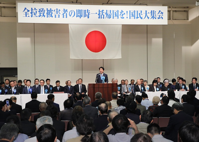 安倍总理在东京都内与被北朝鲜绑架受害者家属恳谈，并出席了所有被北朝鲜绑架受害者立即一同回国！国民大集会。