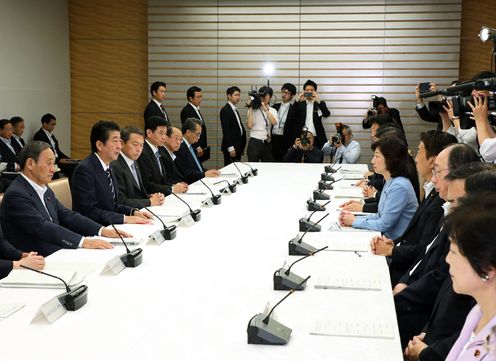 安倍总理在总理大臣官邸出席了“有关2018年北海道胆振东部地震及2018年第21号台风的相关阁僚会议”以及“第24次观光战略实行推进会议”联合会议。