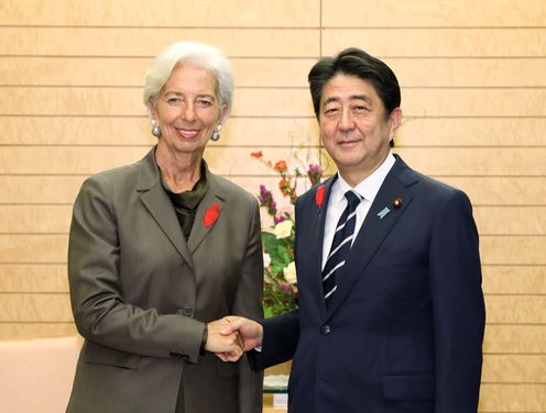 安倍总理在总理大臣官邸接受了国际货币基金组织（IMF）总裁克里斯蒂娜・拉加德等的拜会。