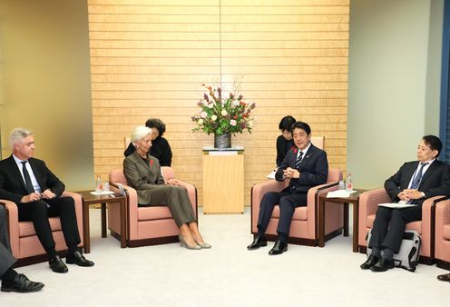 安倍总理在总理大臣官邸接受了国际货币基金组织（IMF）总裁克里斯蒂娜・拉加德等的拜会。