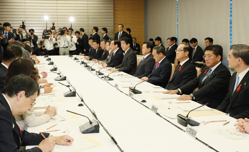 安倍总理在总理大臣官邸召开了第21次复兴推进会议。