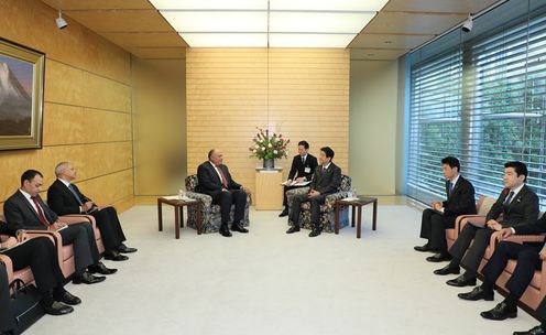 安倍总理在总理大臣官邸接受了阿拉伯埃及共和国外交部长萨米哈・舒克里等的拜会。