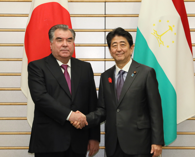 安倍总理在总理大臣官邸与塔吉克斯坦共和国总统埃莫马利・拉赫蒙举行了首脑会谈等。