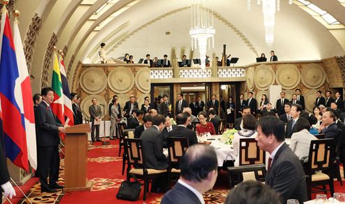 安倍总理在总理大臣公邸邀请第10届日本・湄公河流域国家首脑会议相关人士，举办了由总理夫妇主办的欢迎晚宴。 