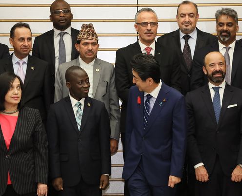 安倍总理在总理大臣官邸接受了亚洲・非洲法律协商组织（AALCO）第57届年会出席人员一行的拜会。