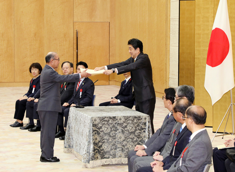安倍总理在总理大臣官邸举行了2018年安全・安心城镇建设相关功劳者表彰仪式。