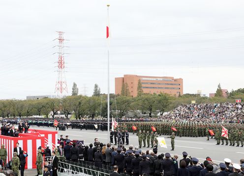 安倍总理出席了在陆上自卫队朝霞训练场举行的2018年度自卫队纪念日检阅仪式。