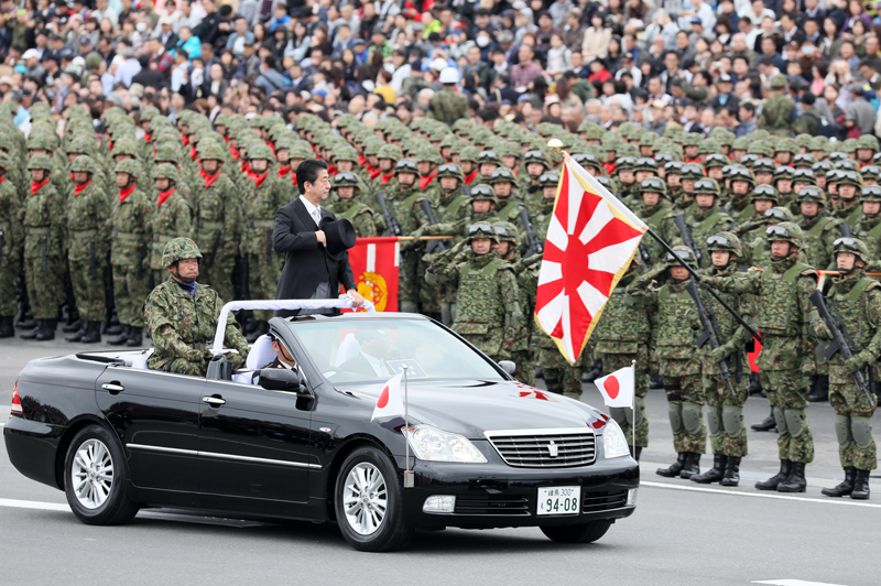 安倍总理出席了在陆上自卫队朝霞训练场举行的2018年度自卫队纪念日检阅仪式。