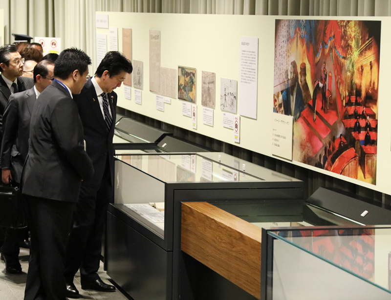 安倍总理参观了在国立公文书馆举行的2018年秋季特别展 明治150年纪念“跃动的明治－近代日本的序幕－”。