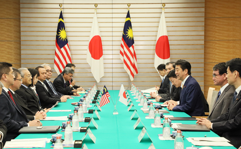 安倍总理在总理大臣官邸与马来西亚总理马哈蒂尔·宾·穆罕默德举行了首脑会谈等。