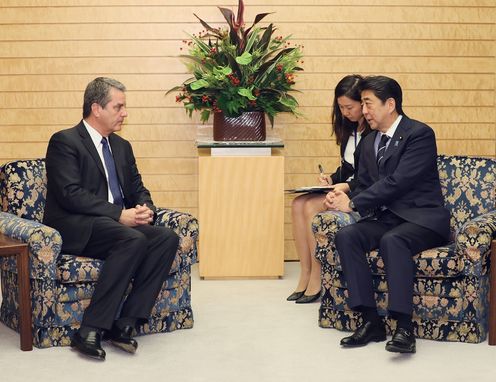 安倍总理在总理大臣官邸接受了世界贸易组织（WTO）总干事罗伯托·阿泽维多的拜会。